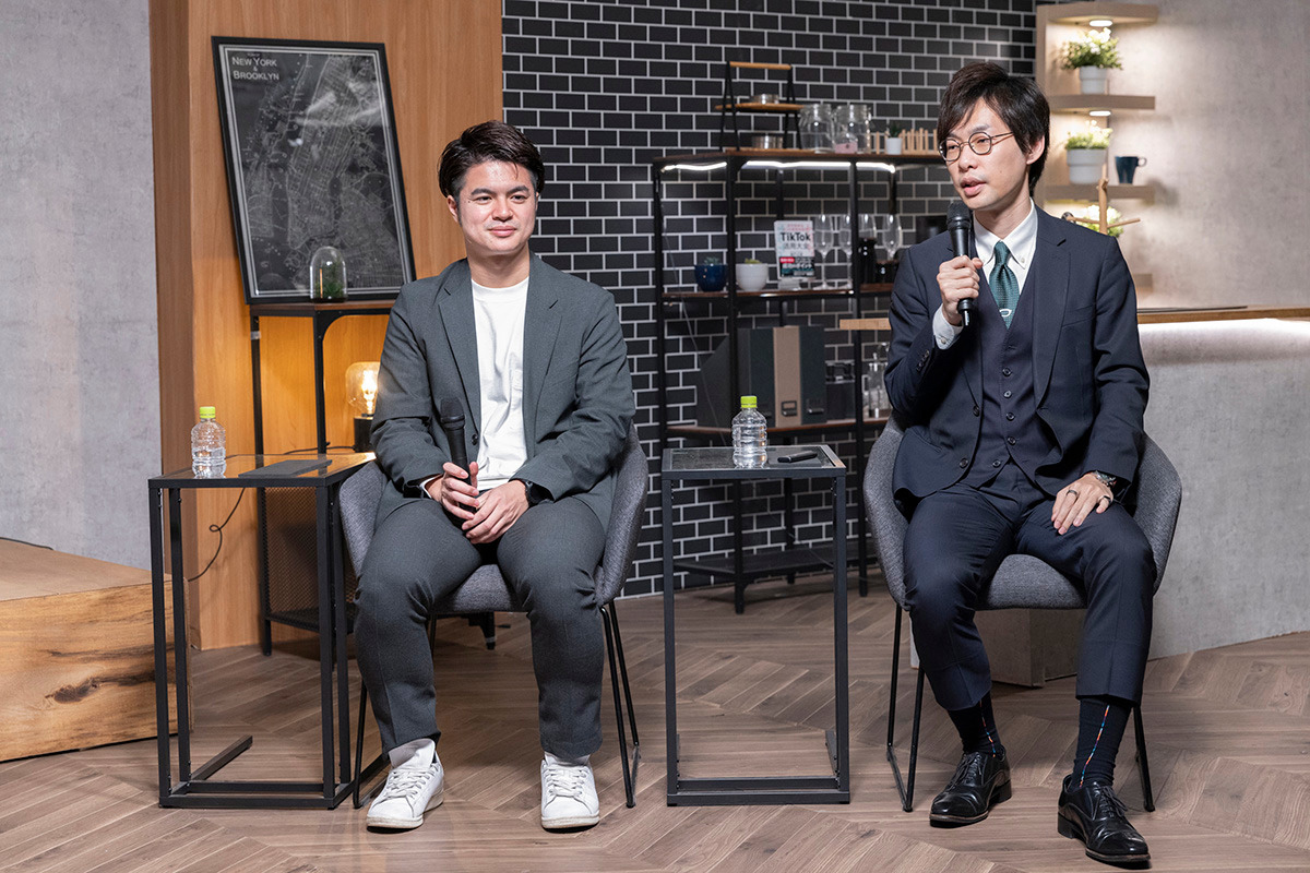 パネルディスカッションで対談した朝戸さん(左)と廣澤祐さん