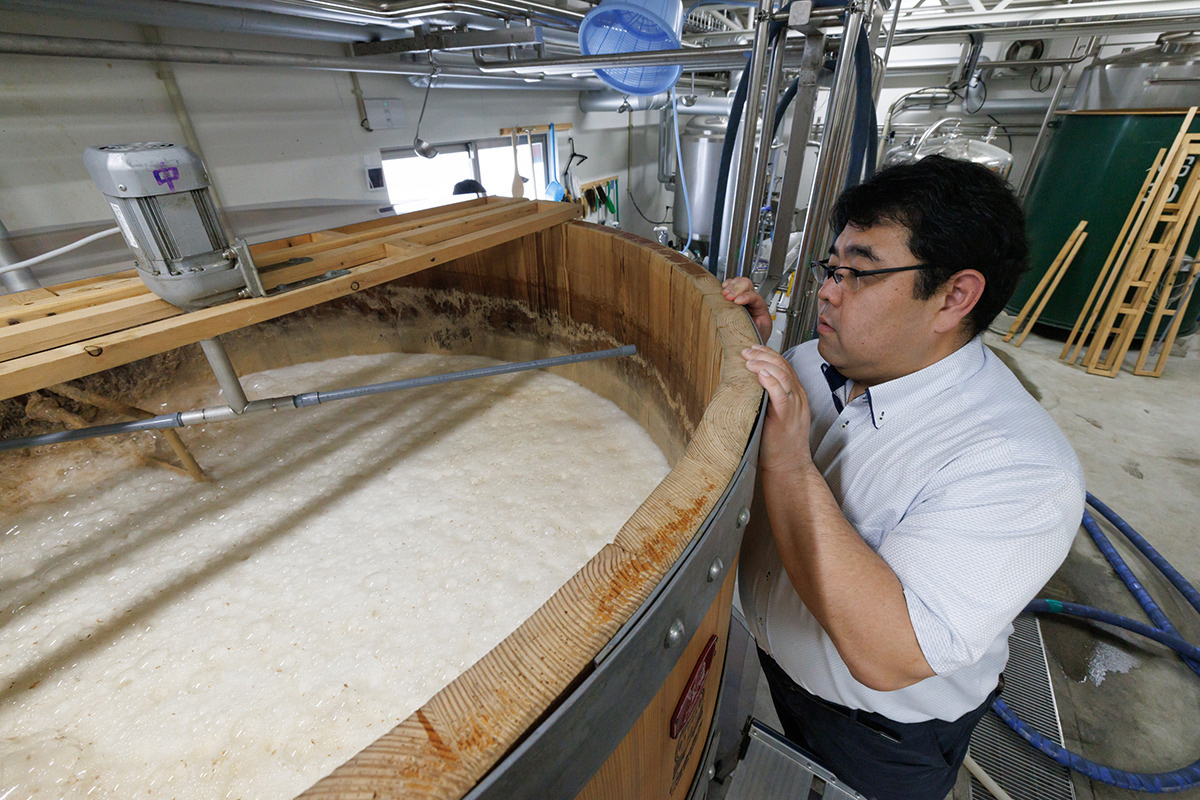 発酵槽に移して4日間発酵させる。工場内には、ビールのような香りが充満している。