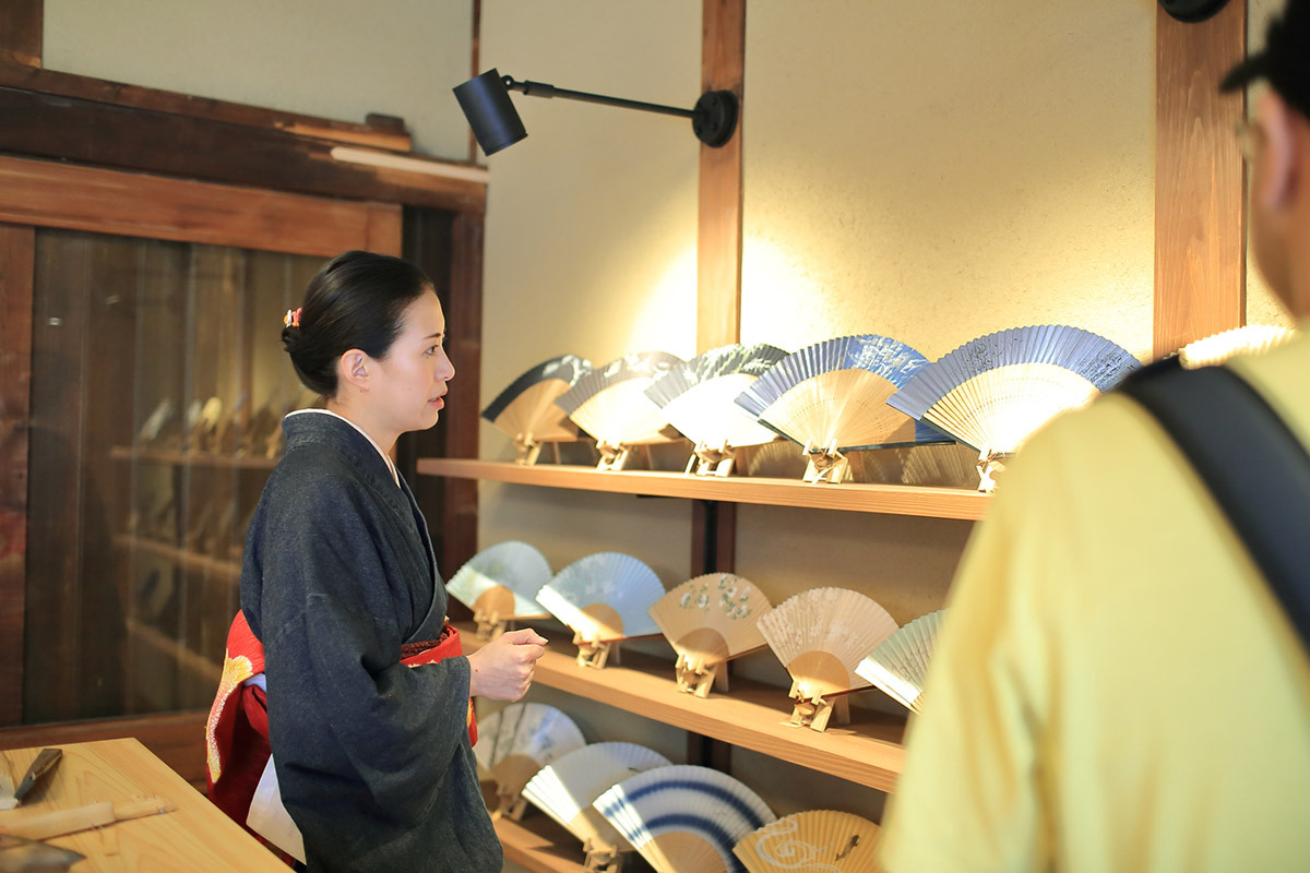 画像:古さを残しつつ新しくなった店内で接客する