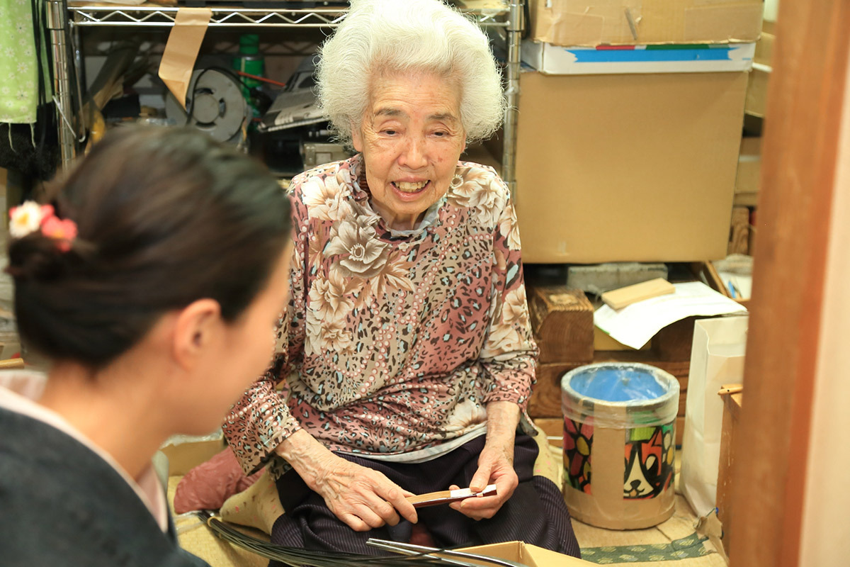 画像:20代前半で広島県の因島から京都へ移り、扇子作りに携わってきた今井晴子さん