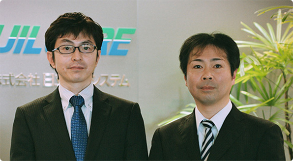昇降機保全事業部 保全技術部 係長 深井 久徳氏(写真左) 技術開発本部 ビルシステム開発部 主任 酒井 亮一氏(写真右)