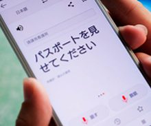 言葉の壁がある外国人ボランティアも丁寧な接客ができるいろいろな国のボランティア同士が触れ合いを深めている