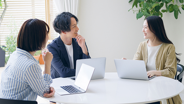 ハイブリッドワークとは?テレワークとの違いやメリット、課題を解説